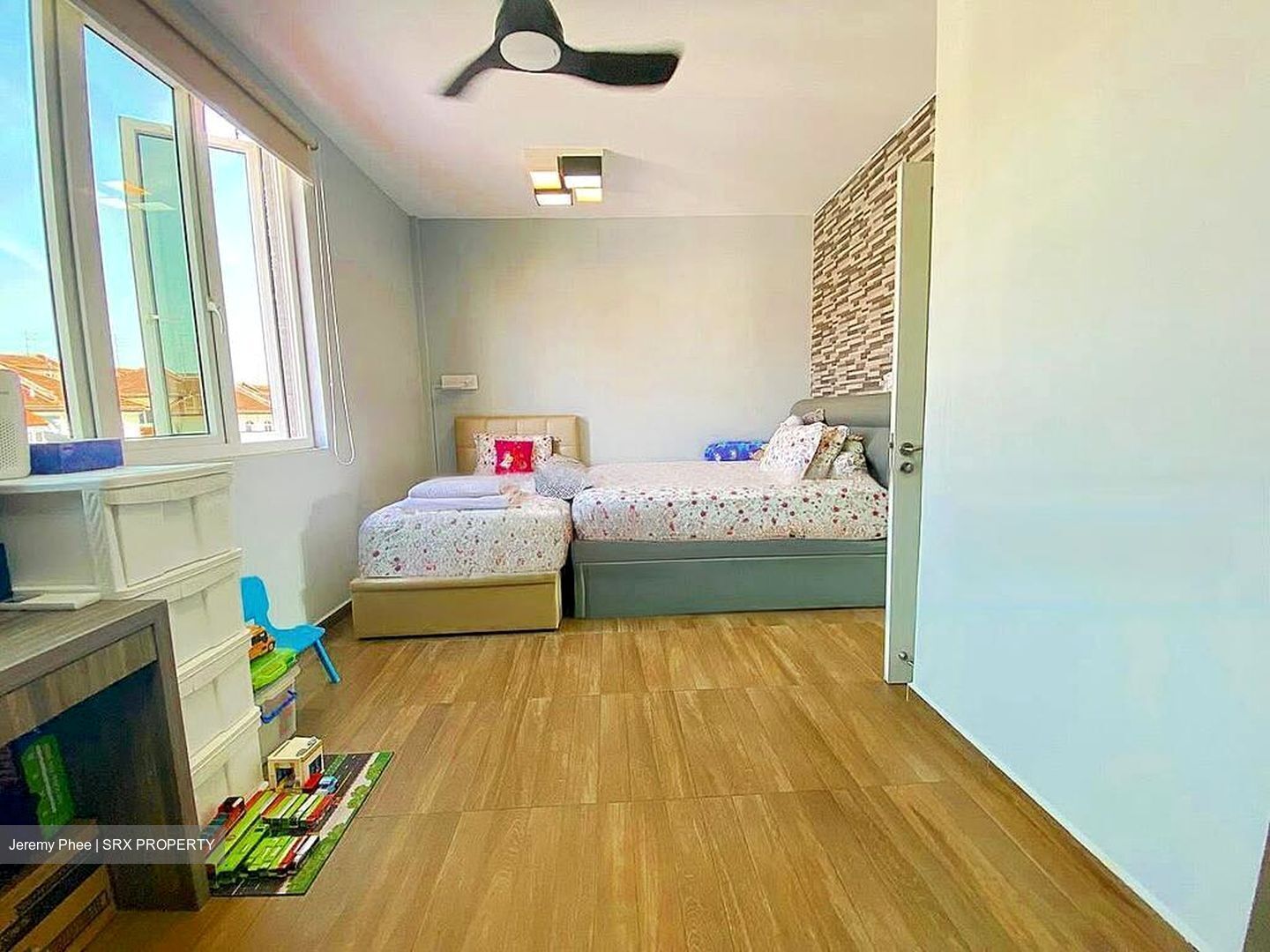 Flora Road (D17), Terrace #465344361